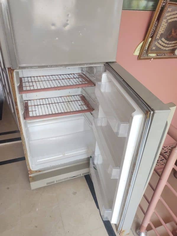 selling full size PEL refrigerator 0