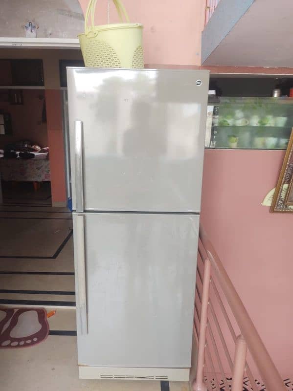 selling full size PEL refrigerator 1