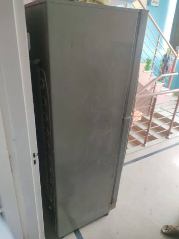 selling full size PEL refrigerator 2