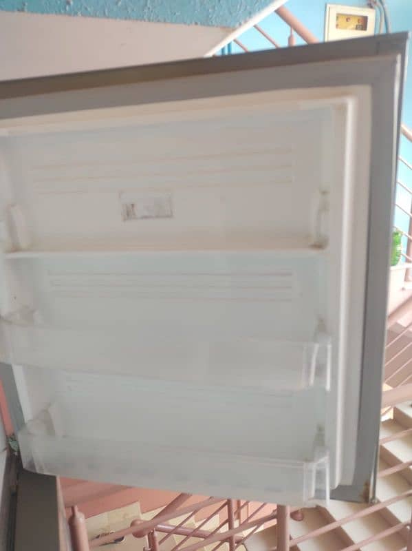 selling full size PEL refrigerator 3