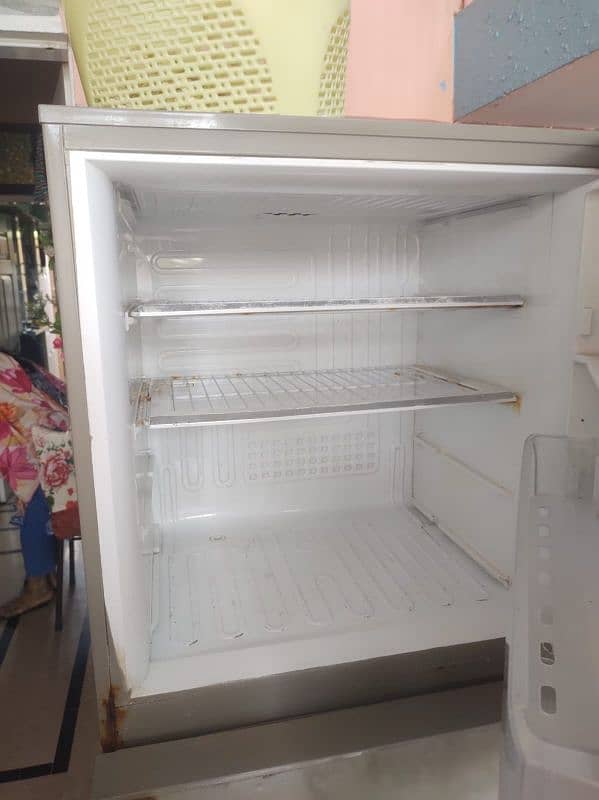 selling full size PEL refrigerator 4