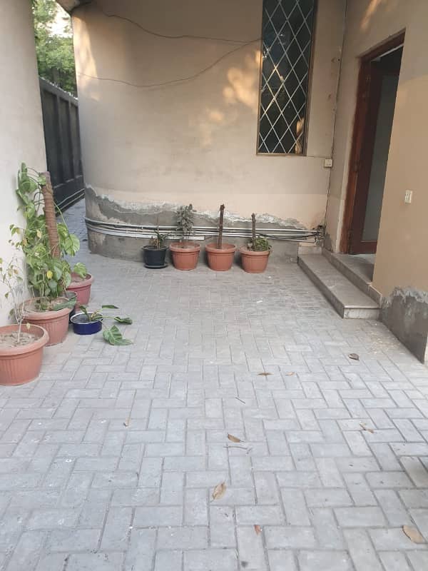 1 Kanal Beautiful House Available On Hot Location Of Gulberg 13