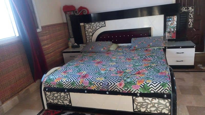 good condition bed set 0