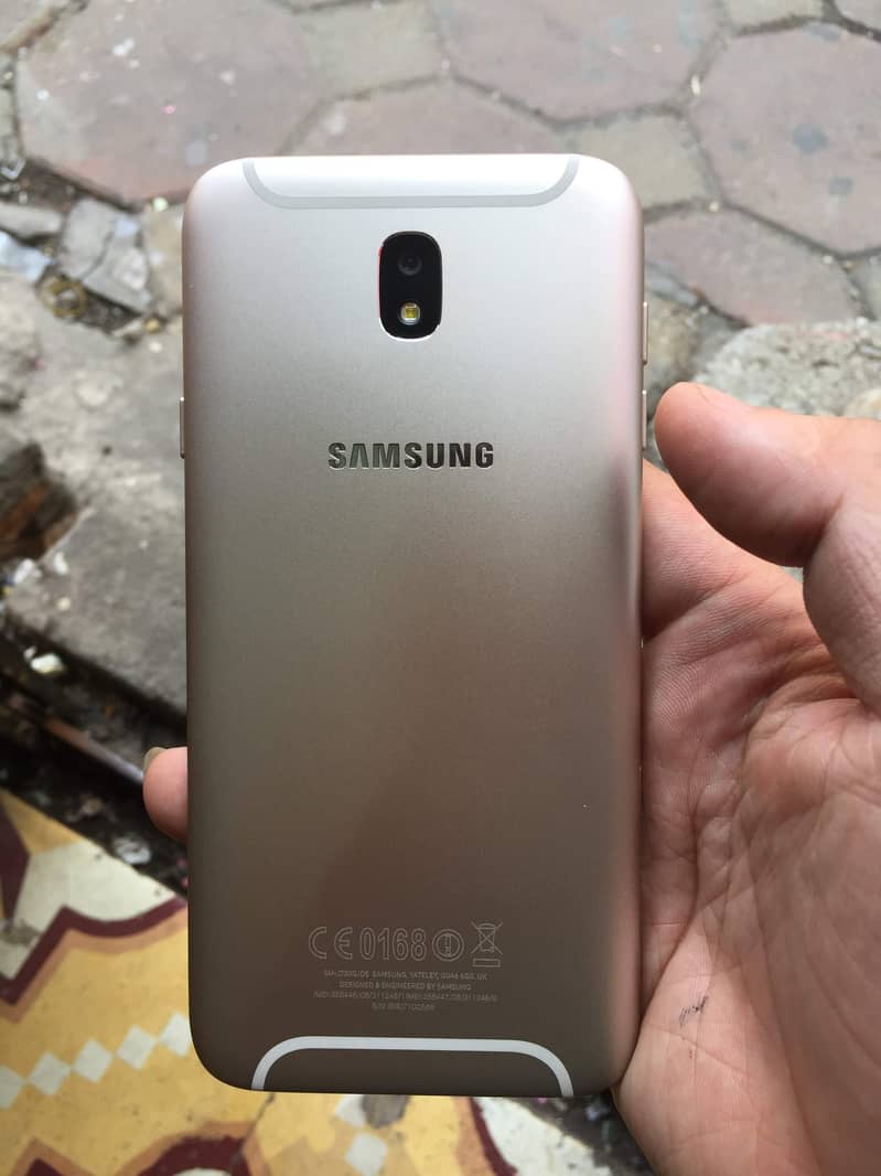 Samsung Galaxy J7 Pro 0