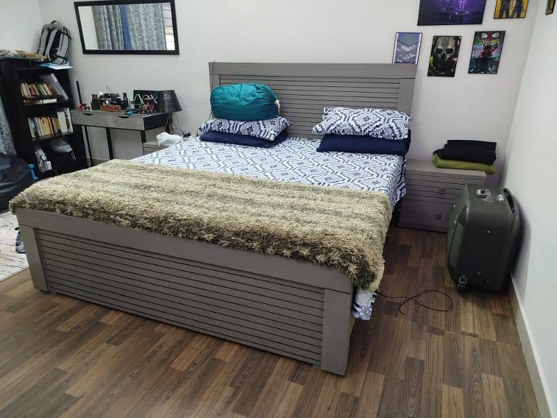 King size bed with 2 side tables 1