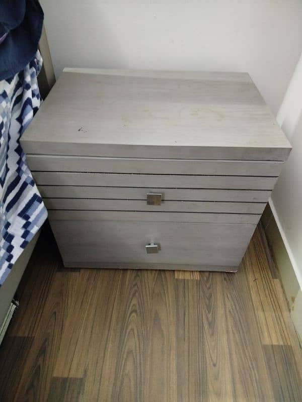 King size bed with 2 side tables 3