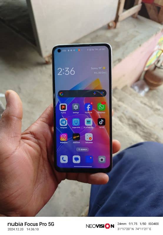 IAM selling my Oppo f21 pro with complete box 5