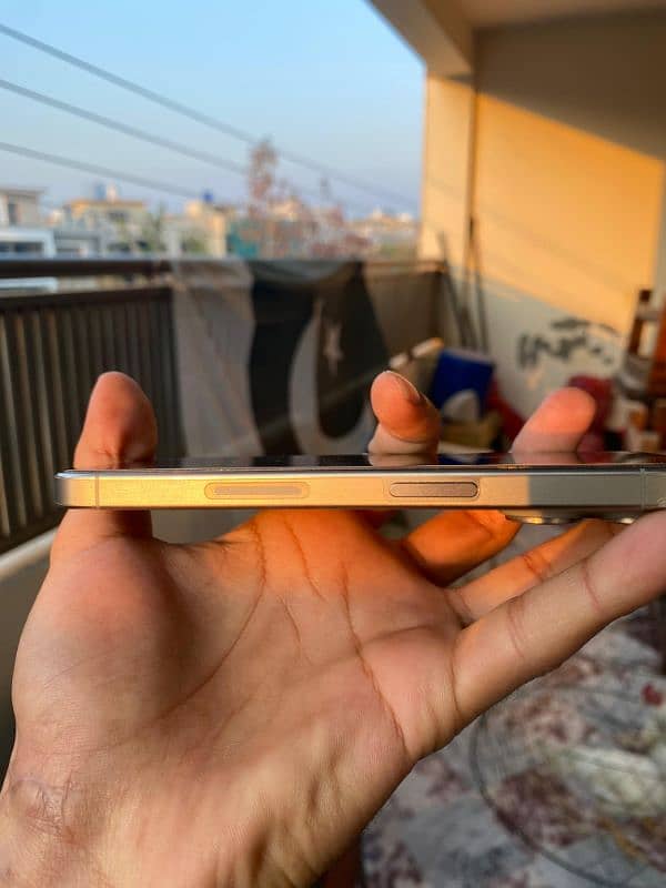 IPhone 15 pro (Natural Titanium) 3