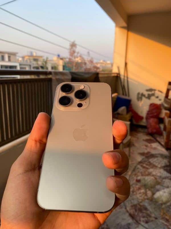 IPhone 15 pro (Natural Titanium) 11