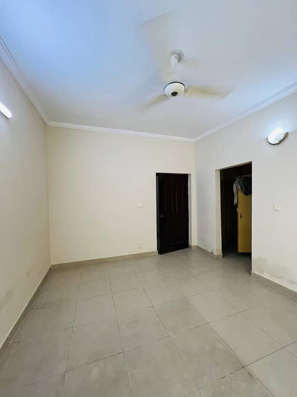 10 Marla 05 Bedroom House Available For Rent In Askari-10 Sector-C Lahore Cantt 13