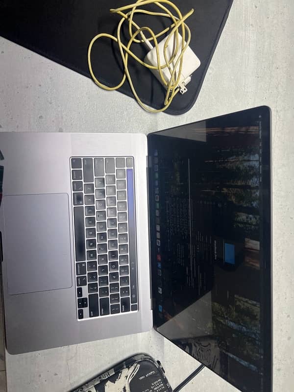 MacBook Pro 2019 (16-inch, 500GB SSD, 32GB RAM) 4