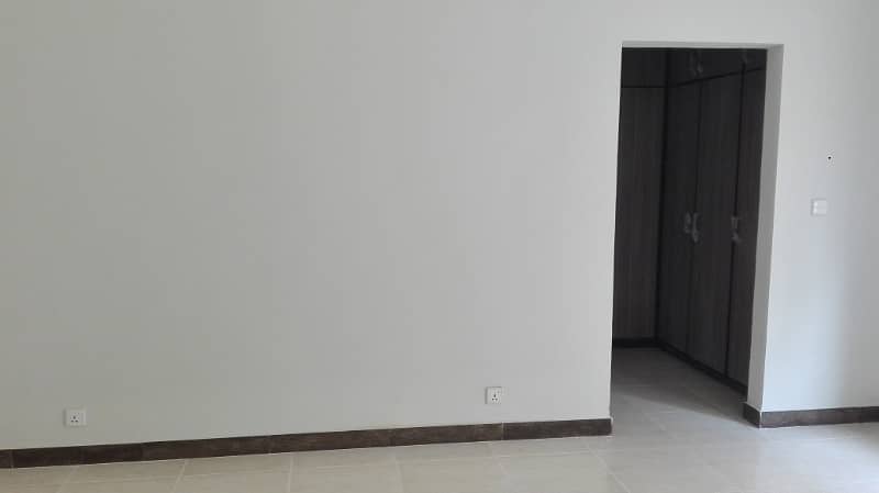 17 Marla 04 Bedroom Near To Park Brigadier House Available For Rent In Askari-10 Sector-F Lahore Cantt 8