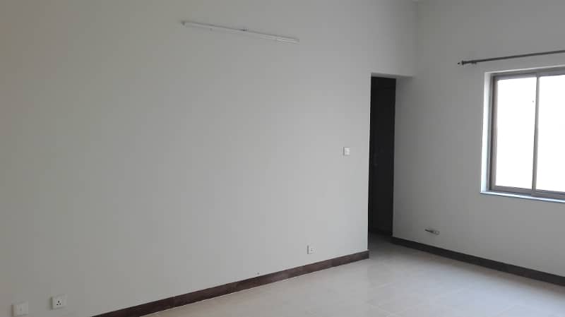 17 Marla 04 Bedroom Near To Park Brigadier House Available For Rent In Askari-10 Sector-F Lahore Cantt 13