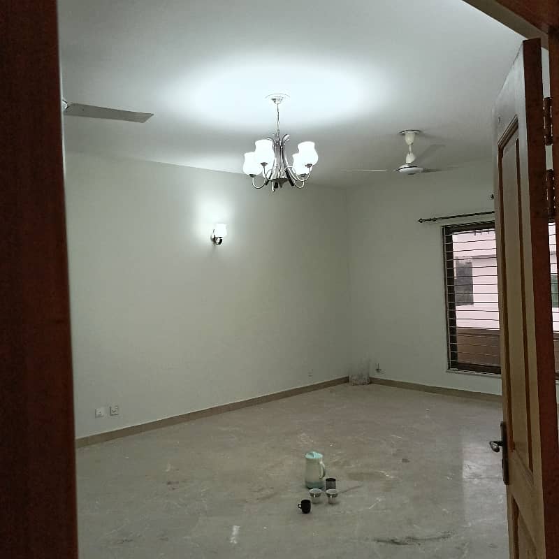 ONE KANAL HOUSE 3BEDS UPPER PORTION AVAILABLE FOR RENT 4