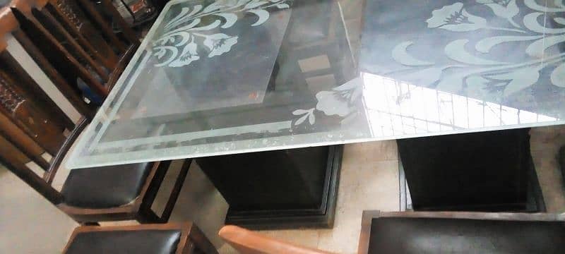 6 seater dinning table for sell 9