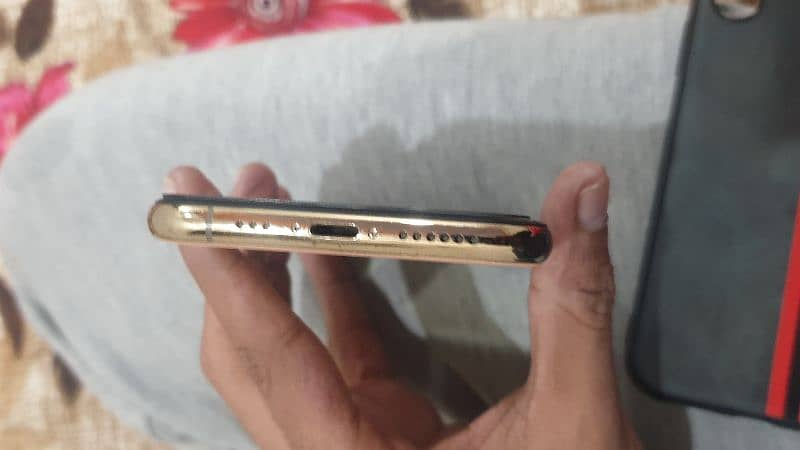 Apple iPhone xs gold 2