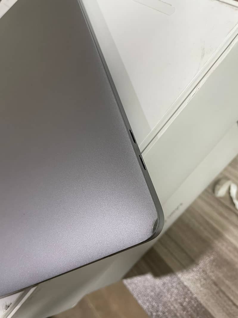 Apple Macbook Pro M1 chip 13" 4