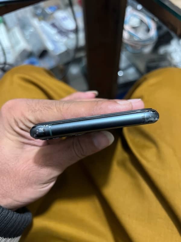 iphone 11pro max 64Gb factory unlocked 4