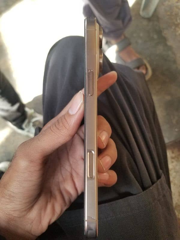 selling iphone 16 pro max 2