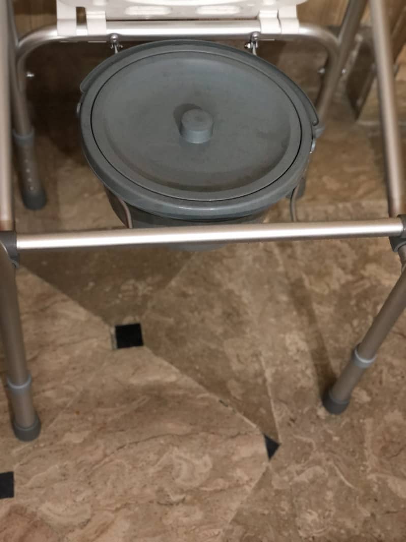 Commode chair with strong quality 3