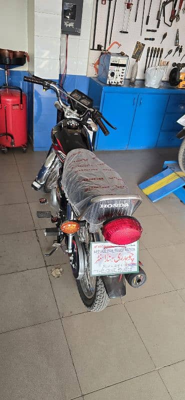 Honda 125 Just 5200Km used Like as new  plastic coating open letter 1