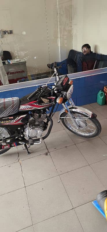 Honda 125 Just 5200Km used Like as new  plastic coating open letter 2