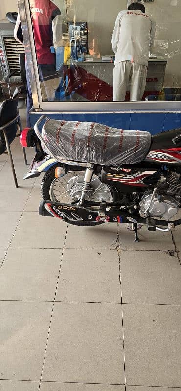 Honda 125 Just 5200Km used Like as new  plastic coating open letter 3