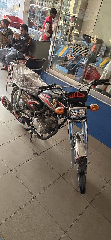 Honda 125 Just 5200Km used Like as new  plastic coating open letter 4