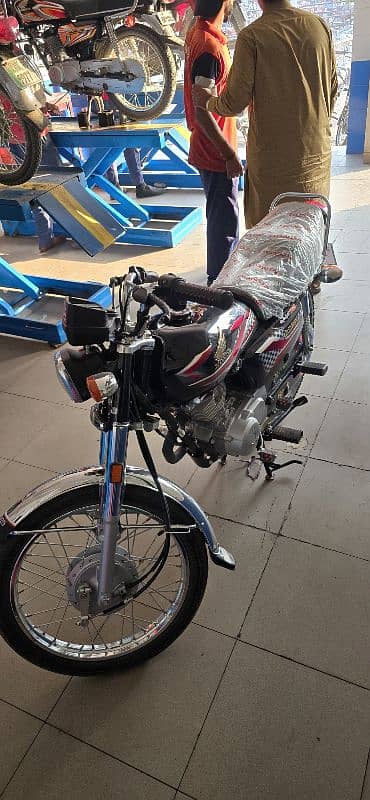 Honda 125 Just 5200Km used Like as new  plastic coating open letter 7