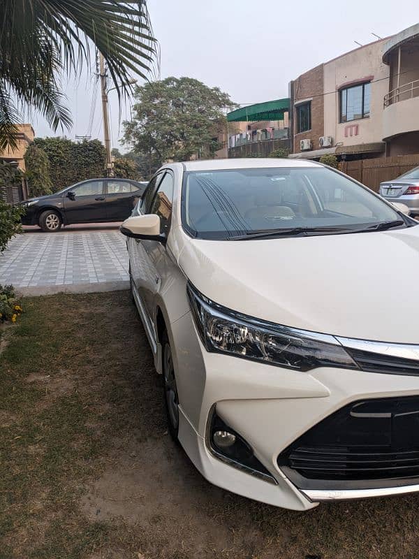 Corolla Altis 1.6x 2021 white color 3