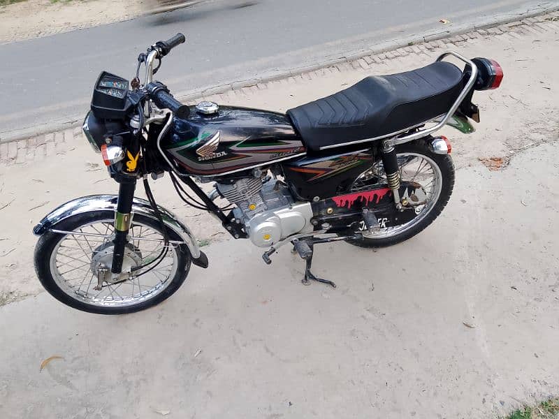 Honda 125  model 2016 black colour for sell. . 2