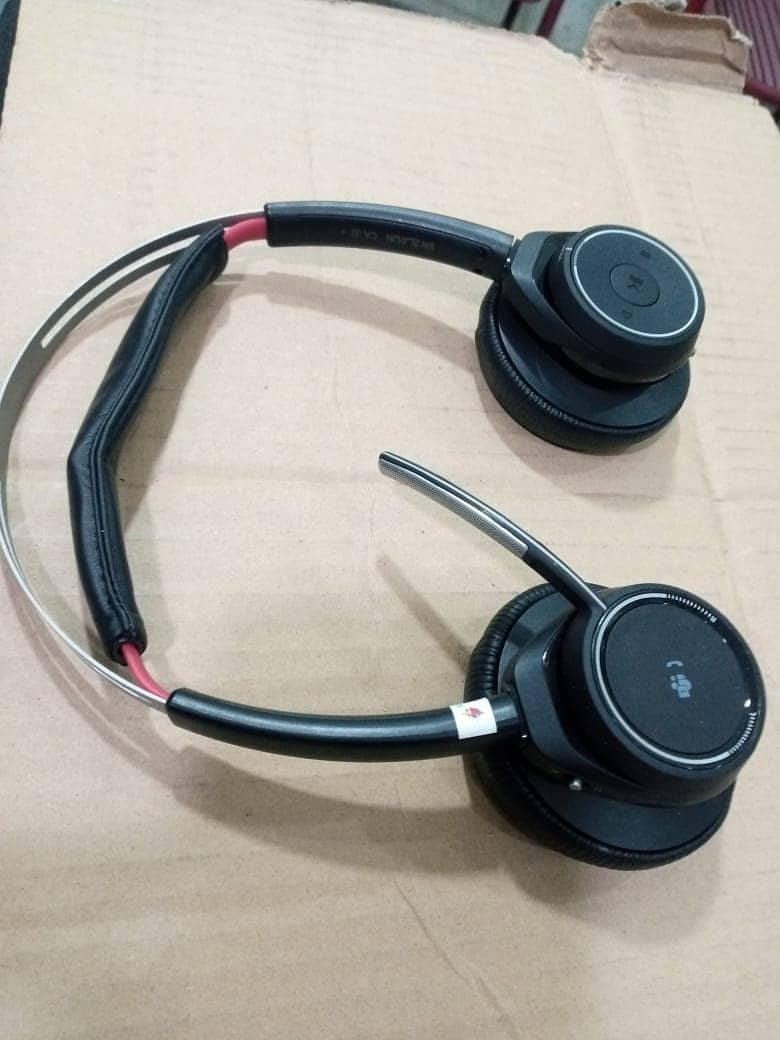 Plantronics Voyager Focus 1