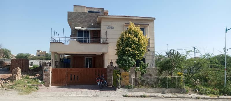 Bahria Town, 10 Marla Triple Storey House 6 Beds With Attached Baths Outstanding Location Gas Installed On Investor Rate 0