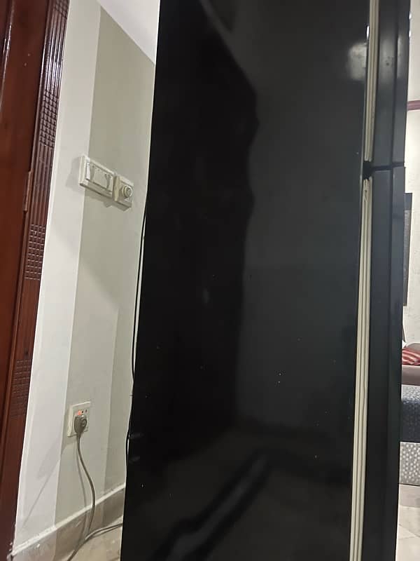 Full-Size Pell Refrigerator | Black Color | Excellent Condition 3