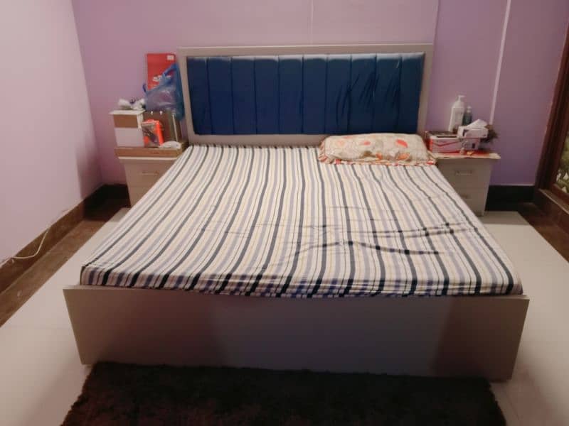 Queen Bed 2 side tables mirror and drawer 0