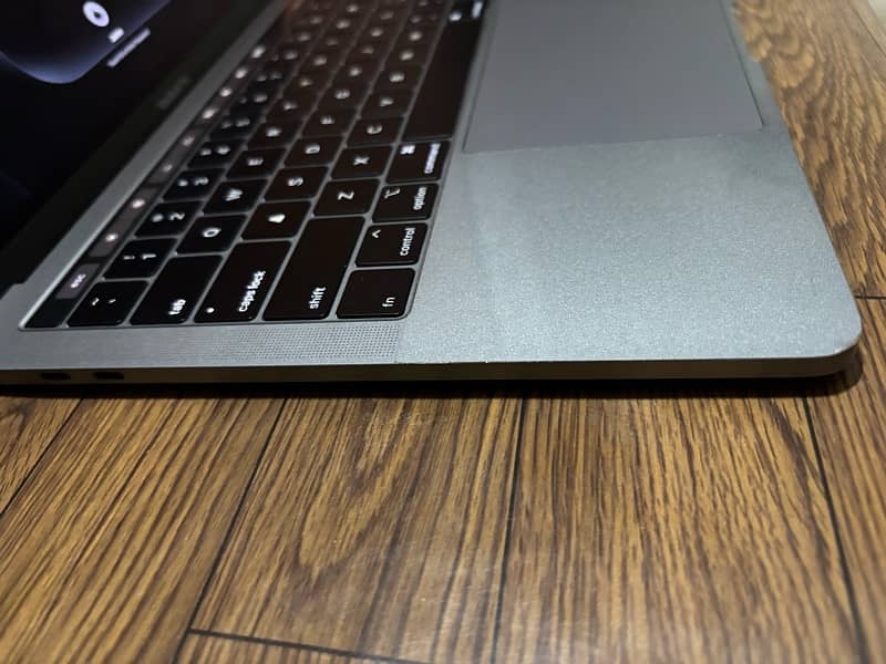 Macbook Pro 2018 Core i5 8/256gb touchbar for sale 5