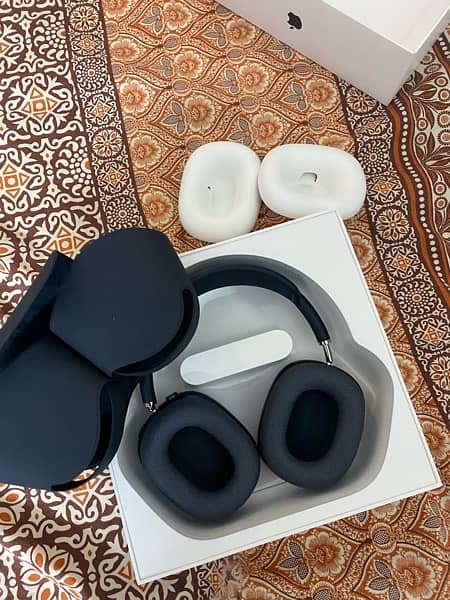 Apple AirPods Max Midnight colour 4