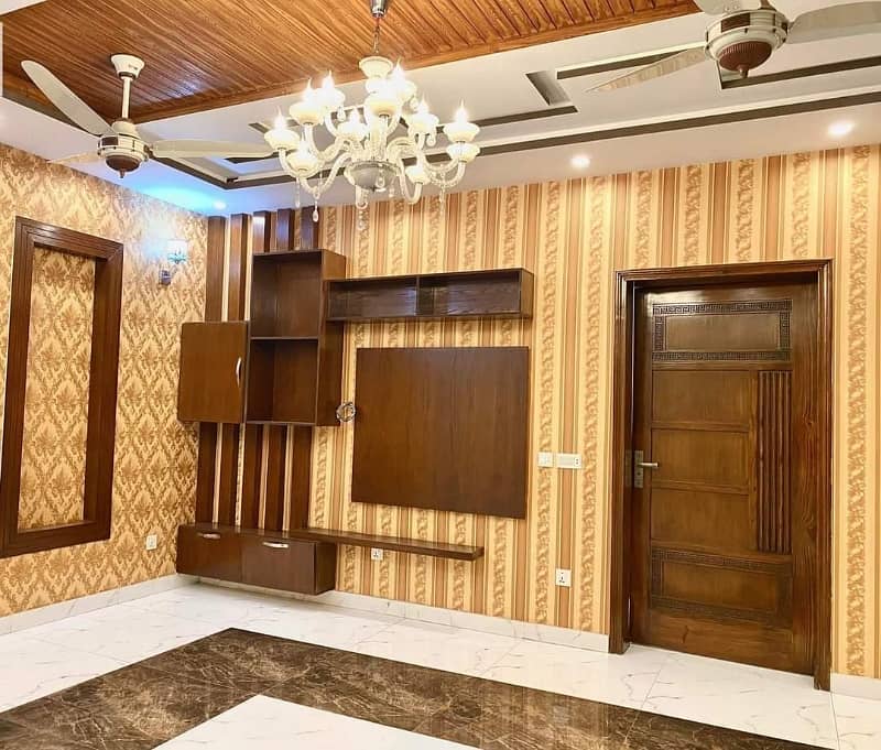 House In Wapda Town Phase 1 - Block E2 Sized 10 Marla Is Available 14