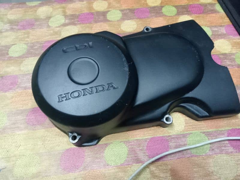 Honda 125 ka engine cover original ha upar mate black colour howa ha 3