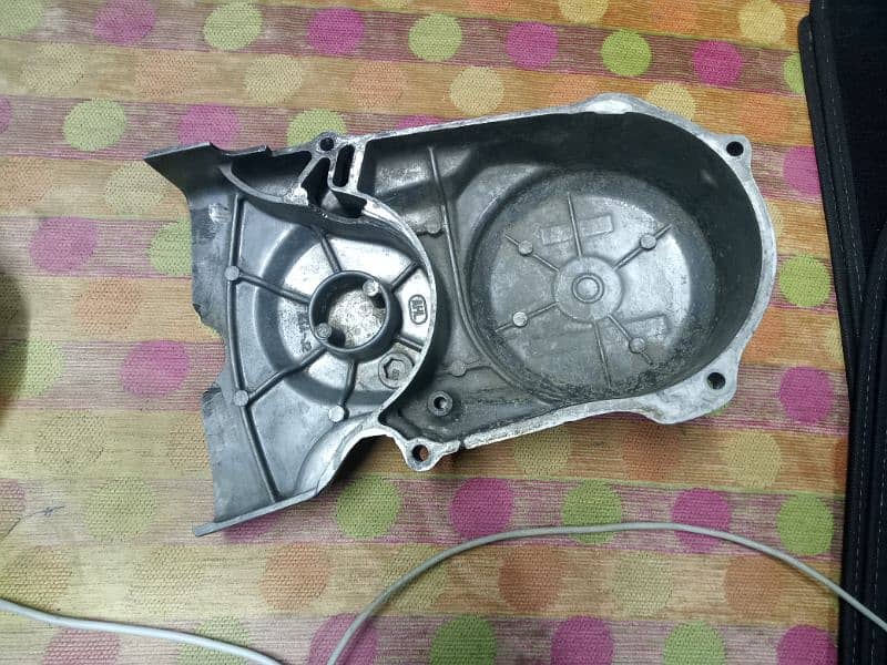 Honda 125 ka engine cover original ha upar mate black colour howa ha 4