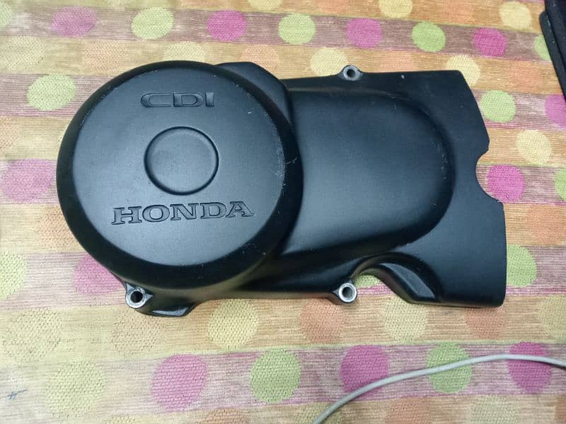 Honda 125 ka engine cover original ha upar mate black colour howa ha 5