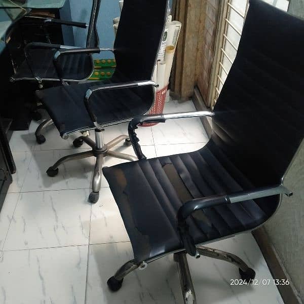 Office Saman available office table 3