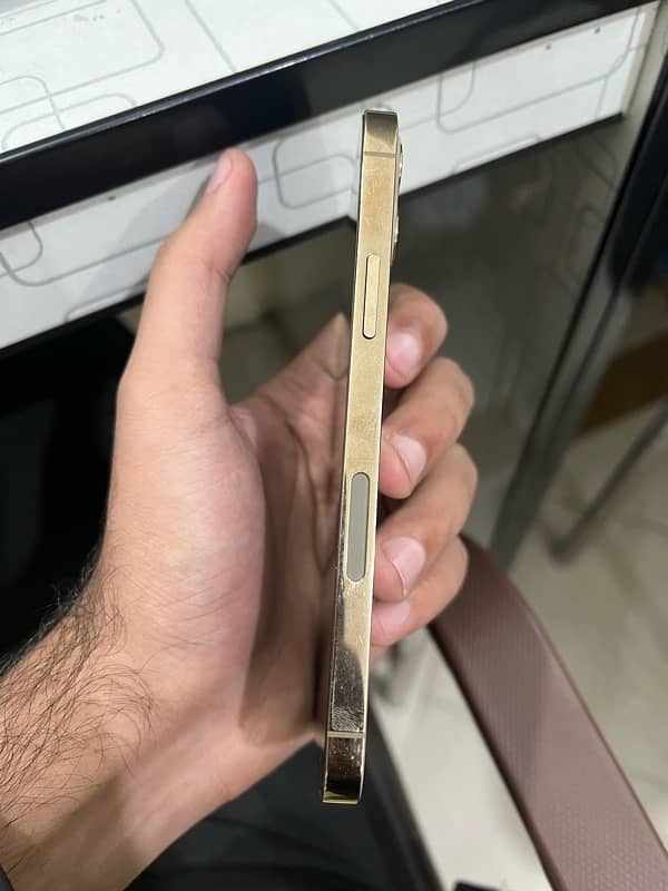 I phone 12 pro 128 Gb gold colour 2