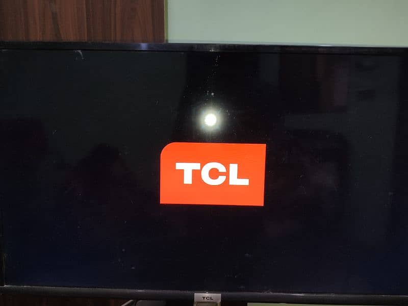 TCL 32 inch smart led with box 1