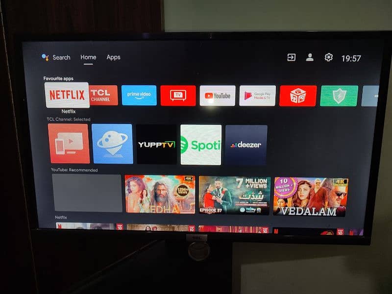 TCL 32 inch smart led with box 2