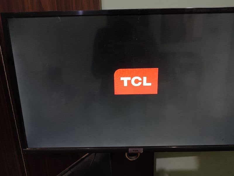 TCL 32 inch smart led with box 3