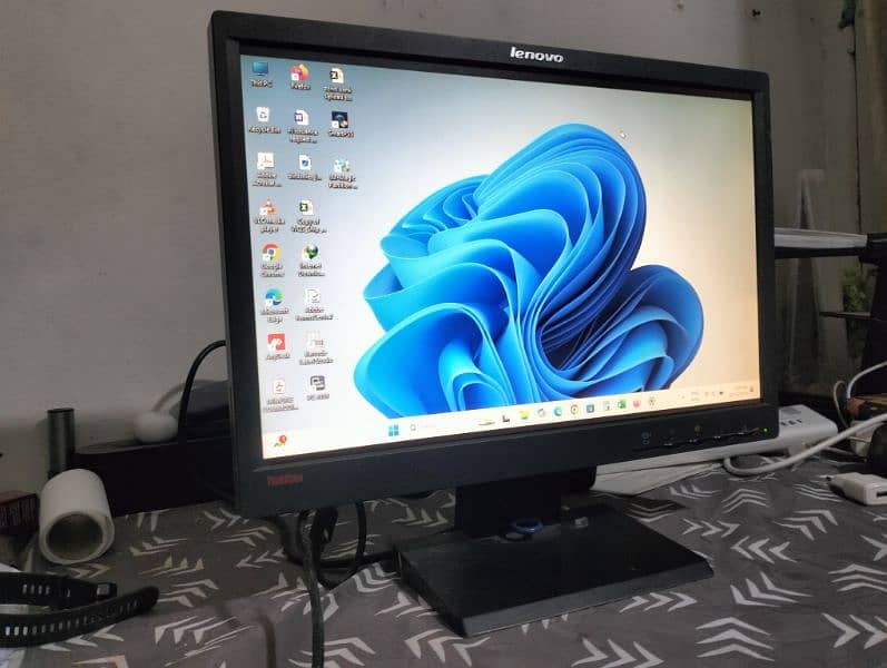 Lenovo LED monitor 20 inch (Wide) 5