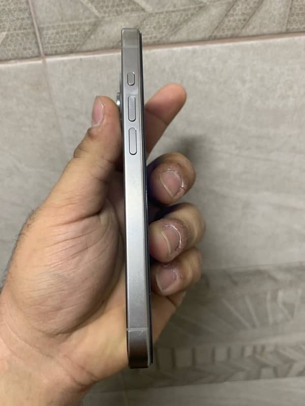 Iphone 15 Pro (256GB) 4