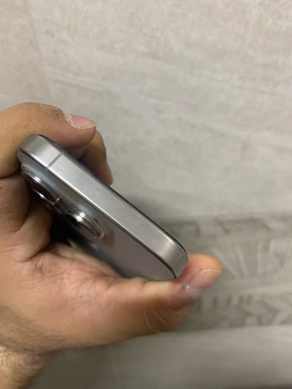 Iphone 15 Pro (256GB) 5