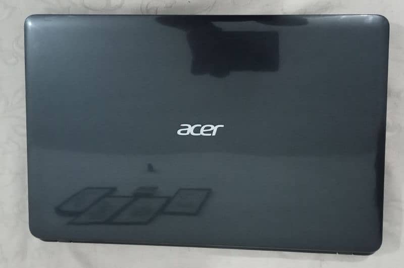 Acer laptop E1-531 8